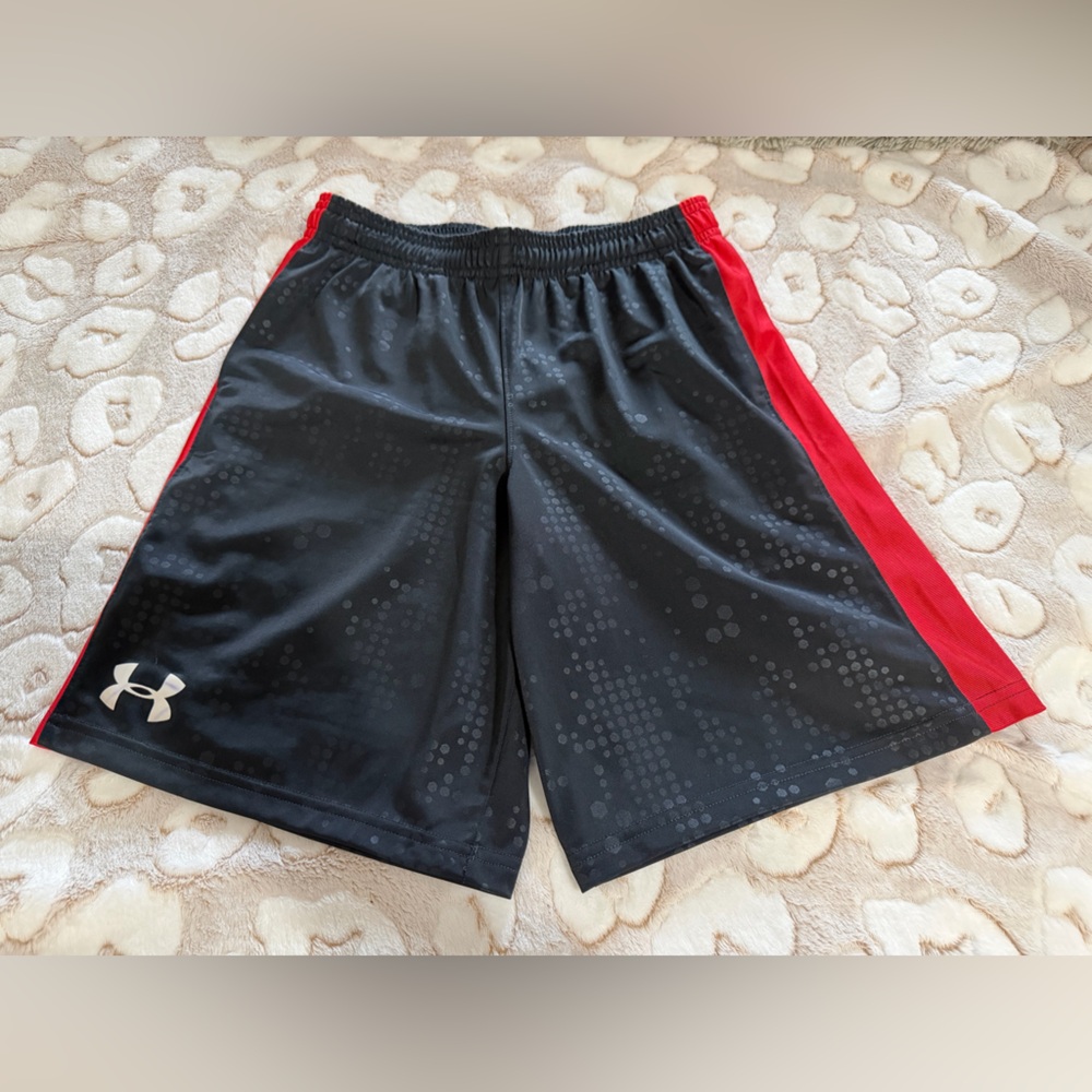 #46 Boys GUC UA Under Armour Black Red Shorts YM Youth Medium